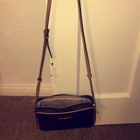 Iike New Michael Kors Crossbody - Picture 4 of 4